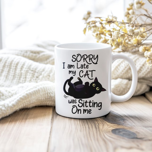 "Förlåt att jag är sen att min katt var Sitta på m Kaffemugg ("Sorry I'm Late My Cat Was Sitting on Me" Coffee Mug on a neutral cozy wooden table.)