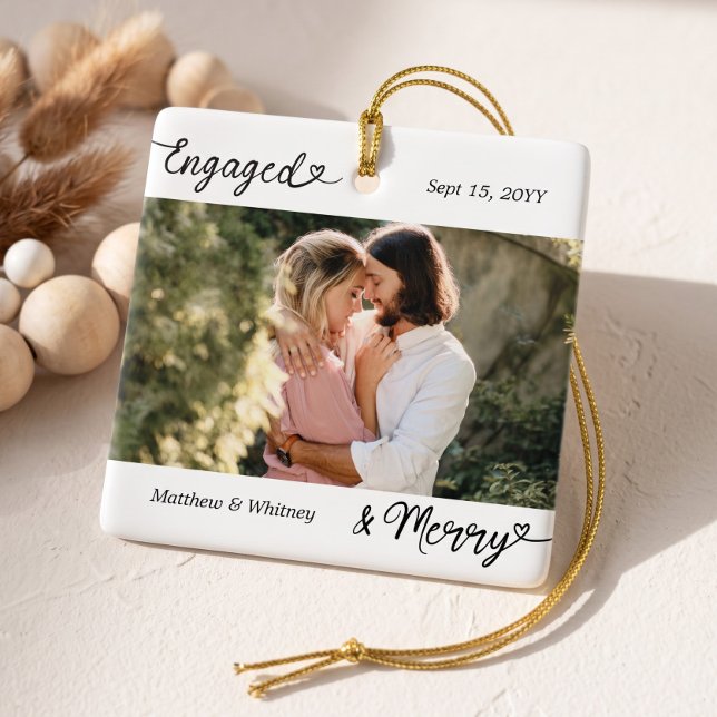 Förlovad & Glad Minimal Förlovningsfoto Klenod Julgransprydnad Keramik (Engaged & Merry Minimal Engagement Photo Keepsake Ceramic Ornament)