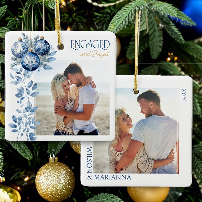 Förlovad & Lysande 2 Kvadratisk Förlovningsfoto Julgransprydnad Keramik (Engaged & Bright Christmas Ornament with Engagement Photo by Darling & May)
