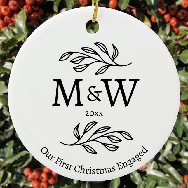 Förlovade pars monogram första julen julgransprydnad keramik (Couple monogram initials custom text date first Christmas engaged ceramic ornament)
