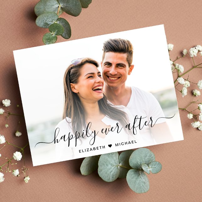 Förlovning för fotoövertäckning av chic-skript meddelande vykort (A chic happily ever after photo engagement announcement)
