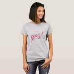 Förlovning Meddelande om att jag sa "Ja Bride" T Shirt<br><div class="desc">Fira din förlovning med den här chicen grått t-shirt med texten "Jag sa ja!" i manusjus på rosa elegant. Fantastisk t-shirt för bruden att vara. Enbart designad för dig av Lycklig Dolphin Studio. Kontakta oss på happydolphinstudio@outlook.com om du behöver hjälp eller matchande produkter.</div>