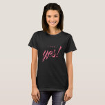 Förlovning Meddelande om att jag sa "Ja Bride" T Shirt<br><div class="desc">Fira din förlovning med chicens svarta t-shirt med texten "Jag sa ja!" i kalligrafi av manuset i rosa elegant. Fantastisk t-shirt för bruden att vara. Enbart designad för dig av Lycklig Dolphin Studio. Kontakta oss på happydolphinstudio@outlook.com om du behöver hjälp eller matchande produkter.</div>