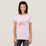Förlovning Meddelande om att jag sa "Ja Bride" T Shirt<br><div class="desc">Fira din förlovning med den här chic blek rosa t-shirt med texten "Jag sa ja!" i rosa elegant-manuset calligraphy. Fantastisk t-shirt för bruden att vara. Enbart designad för dig av Lycklig Dolphin Studio. Kontakta oss på happydolphinstudio@outlook.com om du behöver hjälp eller matchande produkter.</div>