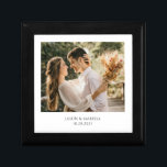 Förlovning Photo Wooden Jewelry Keepsakbox Minnesask<br><div class="desc">En personlig förlovning fotovirke lackerad keepsakbox. Byt ut det här fotot mot ett eget favoritfoto från bröllop.</div>