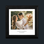 Förlovning Photo Wooden Jewelry Keepsakbox Minnesask<br><div class="desc">En personlig förlovning fotovirke lackerad keepsakbox. Byt ut det här fotot mot ett eget favoritfoto från bröllop.</div>