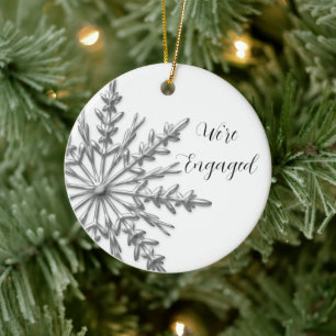 Förlovningen Faux Silver och White Winter Snowflak Julgransprydnad Keramik