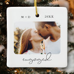 Förlovningen Fotokeepsaké för modern Elegant Julgransprydnad Keramik<br><div class="desc">Det här moderna skriptet ENGAGED Photo ornament har två av dina förlovning foton (framtill och baktill) samt dina monogram och datumet för firande. Den här snyggten kommer att påminna er om den dag då ni sa JA till kom i årtionden.</div>
