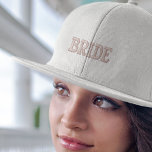 Förlovningen Modern enkel Rosa Bride Typography Broderad Keps<br><div class="desc">Baskulans sockel har en elegant och modern design med rosa typografi som ger snyggten flus. De broderade detaljerna kring ge är en högkvalitativ avsluta och skapar det ett val av elegant för alla tillfälle. Vare sig du firar din förlovning eller njuter av din smekmånad känns det här locket som centrum...</div>