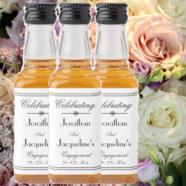 Förlovningsfest Elegant Chic Classic White Mini Spritflaskor Etikett (Engagement party mini liquor bottle labels. Simple, elegant, chic script for engagement celebrations)