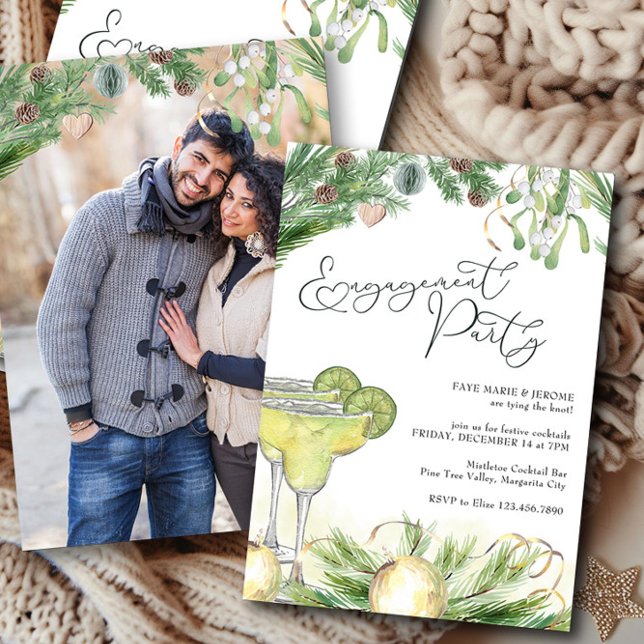 Förlovningsfest Margaritas och Mistletoe Photo Inbjudningar (Winter Engagement Party invitation with margarita cocktails, pine and mistletoe by Darling & May)