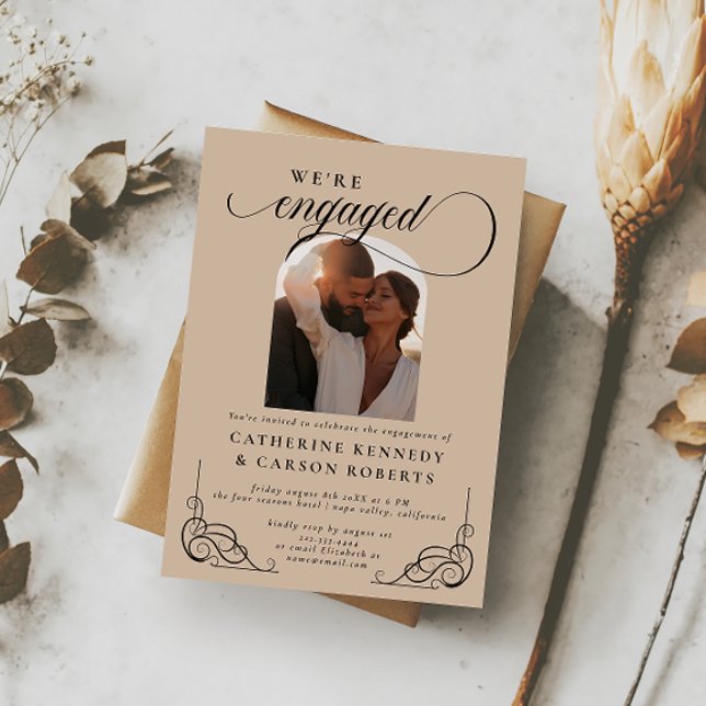 Förlovningsfesten Beige & Black Script Calligraphy Inbjudningar (Skapare uppladdad)