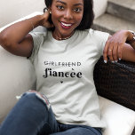 Förlovningsfesten Retro Script Girlkompis Fiancee T Shirt<br><div class="desc">Den här elegantens t-shirt med vismisk återtro-skript skulle ge en underbar gåva till en framtida fru!</div>