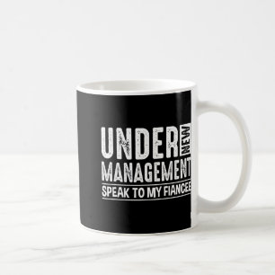 Förlovningsparty män under ny ledning ser fästman kaffemugg