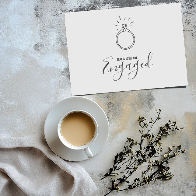 Förlovningsring, förlovningsannons meddelande (Simple white engaged card with a fun hand drawn style engagement ring on the front)