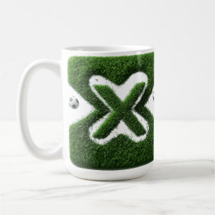 Formad gräsbokstav med fotbollar kaffemugg