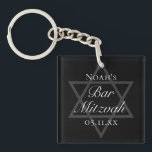 Formell Black Pub Mitzvah Star of David Anpassning<br><div class="desc">Den här formella svarta Pub Mitzvah-festen för nyckelkedjan har elegant typografi framför grått Star av David för en judisk pojke som kallas till Torah. Modern,  minimalistisk och coola gåva till tonåring.</div>