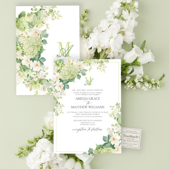 Formell grön Hydrangea Blommig Monogram Bröllop Inbjudningar (Lush green hydrangeas and white garden florals create a fresh, elegant wedding invitation.)