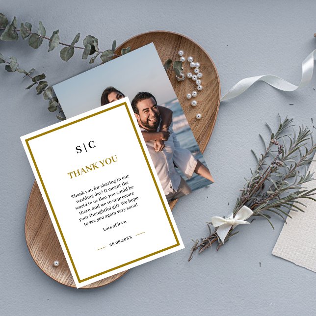 Formell Klassisk Svart Guld Monogram Foto Bröllop Tack Kort (Formal black and gold monogram photo thank you card adds a timeless, personal touch.)