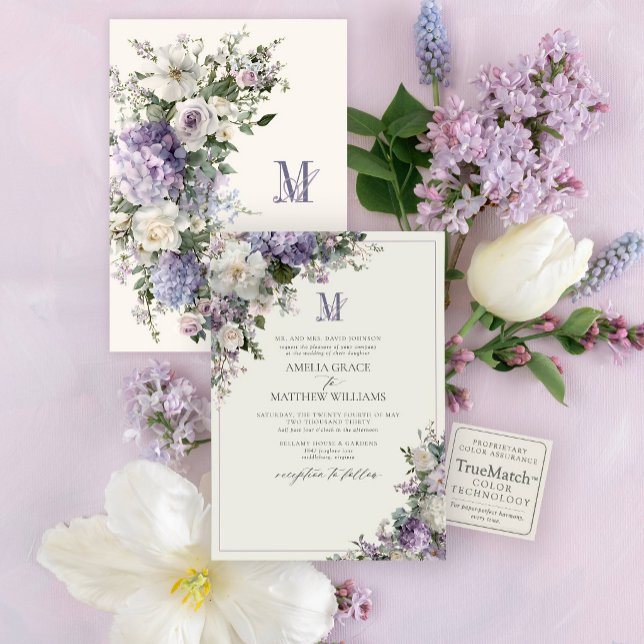 Formell lila hydrangea blomster monogram bröllop inbjudningar (Elegant lavender hydrangea florals and a romantic monogram for a timeless garden wedding.)