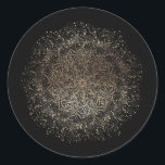 Formell vimisk Hand plockade Black och Guld Bröllo Runt Klistermärke<br><div class="desc">En lätt detaljerad vismisk snöflumma i hand plockade i ett faux guld, försök att använda din fantasi, bara en närmare titt på denna fantastisk-design, kan ge dig en verklig förståelse för detaljerna och designarbetet. Den här klassiska rundan kan vara mer centrisk, men den kan användas för formellt bröllop med ett...</div>