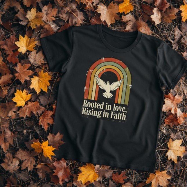 Formgivning av bakroterade och stigning vävda vävn t shirt (Rooted in love, rising in faith ripped, retro style Christian message tee.)