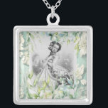 Formgivning av en georgisk era med blommor och löv silverpläterat halsband<br><div class="desc">Öka stil med vår georgiska Woman Art Collage Necklace i en bedövande akvblått och silver palett. Detta unika biet kombinerar elegans och elegans i porträttet från den georgiska eran med en contemporary som skapar ett rikligt konstverk. Den invecklade kollagekonstruktionen fångar en georgisk kvinnas tidlösa skönhet, medan coolans akablått och silver...</div>