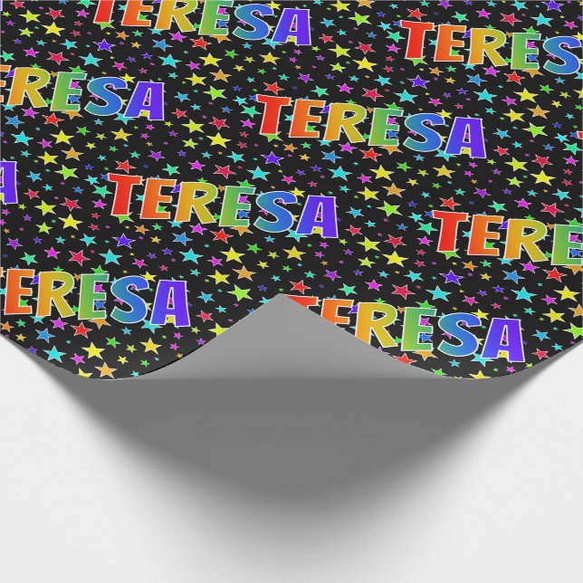 Förnamnet "TERESA" i regnbågens färger + stjärnor Presentpapper (Hörn)