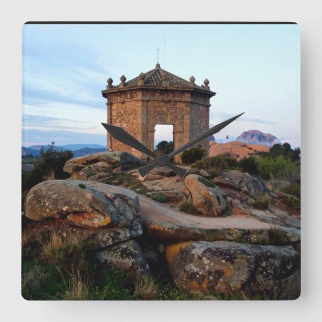 forntida medeltida kyrka fyrkantig klocka (Framsida)