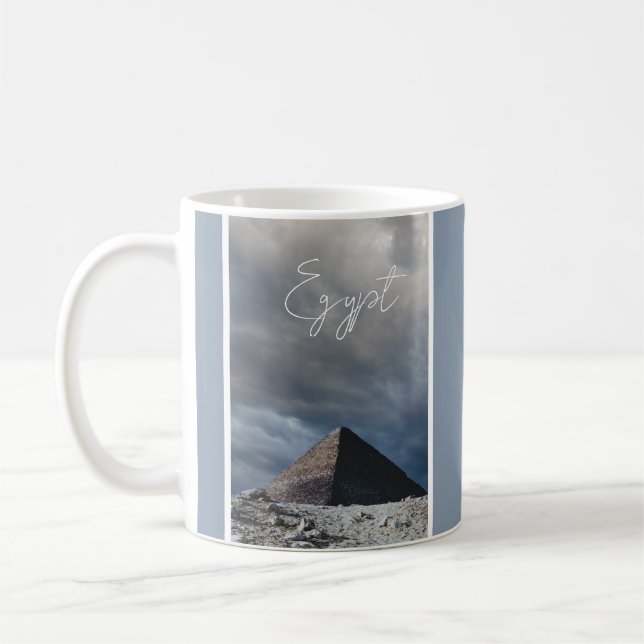 Forntida pyramid med stormig himmel, Egypten Kaffemugg (Vänster)