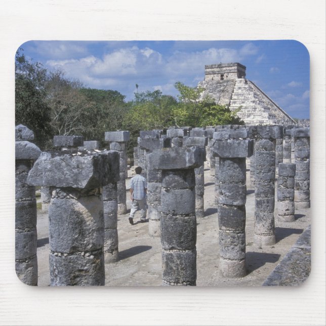 Forntida stenpelare i Chichen Itza. Centrala Musmatta (Framsidan)