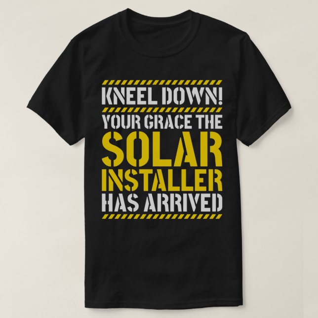 Förnybar energi från solpaneler Kneel down solener T Shirt (Design framsida)