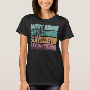 Förra dagen hade skolläraren Student en bussins T Shirt