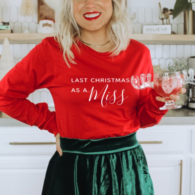Förra jul som Miss Red Script Font Shirt T Shirt (Skapare uppladdad)