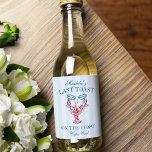Förra samtalet om Kusten-partiet Bachelorette Vinetikett<br><div class="desc">Släng bruden på stranden med de söta vin-partimärkningarna. "Last Toast on the Kusten" visas i ett halvblått bokstäver,  med en illustration av en röd hummer som klumpar två champagnekoppsglas. Anpassa med brudens namn och destination.</div>