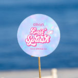 Förra Stänk Bassäng Bachelorette Runt Klistermärke<br><div class="desc">Det perfekt bachelorette-partiet är för ett minnesvärt förra stänk-bachelorette-parti. Dessa vibrerande klistermärken är idealiska för en bachelorette bassäng party, som ger en roligt till dina bachelorette-idéer från bassäng party. Perfekt för sommaren komar de i bedövande nyanser av rosa och blått, i linje med bassäng party-bachelorettes idéer för säsongen. Kembrace, bachelorette-partiteman...</div>
