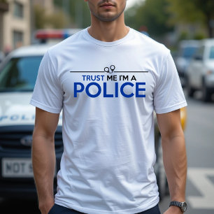 FÖRSÄKRA MIG ATT JAG ÄR POLIS T-SHIRT