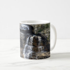 Forsande genom sten kaffemugg