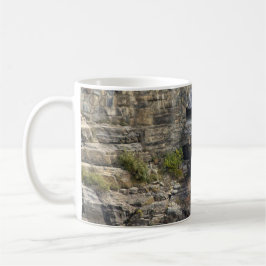 Forsande genom sten kaffemugg