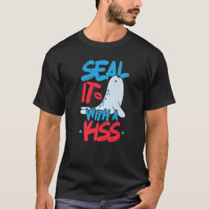 Försegla det med en Lejon kiss av djurmarin biolog T Shirt
