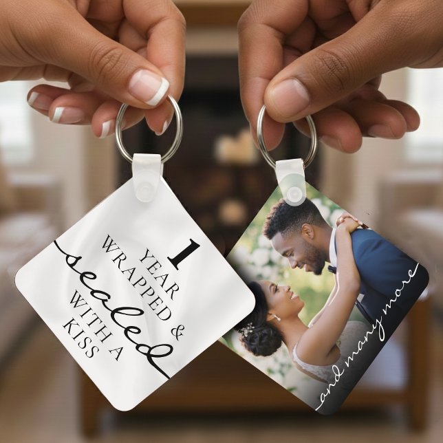 Förseglad med en kyss Vit 1-årsjubileum Nyckelring (Sealed with a Kiss White 1st Birthday Anniversary Keychain
)