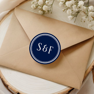 Försegling med monogram i midnattsblått kuvert runt klistermärke