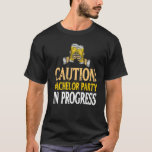 Försiktighet Bachelor Party pågår för att göra en  T Shirt<br><div class="desc">Försiktighet: Bachelor Party håller på att förbereds med en fungerande Retro-premie</div>