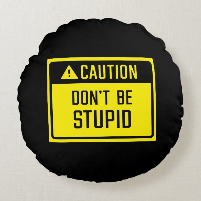 Försiktighet ska inte vara ett stupid tecken rund kudde (Framsidan)