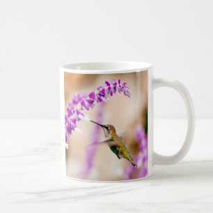 Försiktigt att närma sig kaffemugg