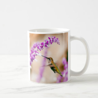 Försiktigt att närma sig kaffemugg