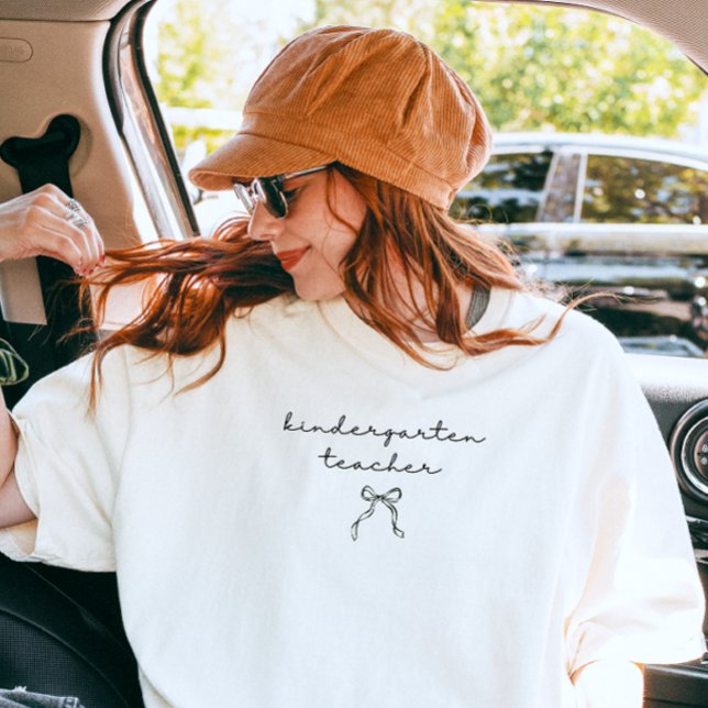 Förskollärare Minimalistisk Svart Båge Skrift T Shirt (Skapare uppladdad)