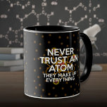 FÖRSÖK ALDRIG EN ATOM Roligt Science-Offert Mugg<br><div class="desc">Ring alla vetenskapsmän. Ring alla. Lita aldrig på en atom. De utgör allt. Jag tänkte bara att du borde veta. Coola-,  trendig- och roligt-vetenskapen inspirerade till gåva för alla vetenskapsmän,  vetenskapslärare,  science studenter,  i kort,  vilken vetenskapsman som helst i ditt liv (och det inkluderar dig)! Designad av Thisisnotme©</div>
