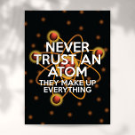 FÖRSÖK ALDRIG EN ATOM Science Joke Poster<br><div class="desc">Ring alla vetenskapsmän. Ring alla. Lita aldrig på en atom. De utgör allt. Sprid ord!</div>