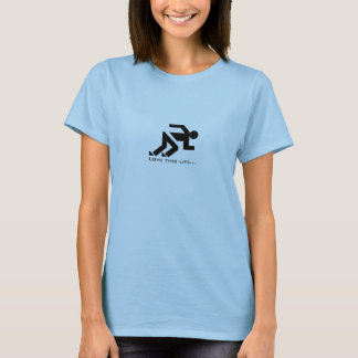 Försök att hålla upp tee shirt